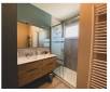 Meuble vasque et miroir dans la salle de bain rénovée - Cholet 49