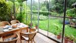 Une véranda indépendante pour profiter du jardin.