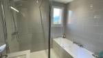 la nouvelle douche et la nouvelle baignoire