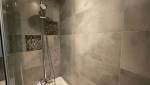 Détail colonne de douche dans la baignoire
