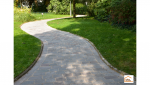 Une allée en pavés