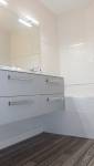 Salle de bain avec verrière à Beauvais par La Maison des travaux