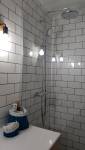 Douche à l'italienne dans salle d'eau carrelée avec protection verre trempé coulissante - Tillé - 60000 -