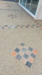 Pavés décoratifs insérés dans le béton désactivé (Essonne)