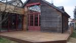 Pose de la seconde baie vitrées de l'extension bois donnant sur la terrasse en frêne - La Chapelle-sur-Erdre - 44240 -