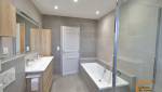 Rénovation moderne d’une salle de bain à Saint-Savin (33920)