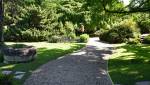 Une allée de jardin en Indre-et-Loire.