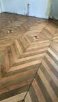 Différentes essences de bois créent ce joli parquet massif bicolore