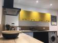 Placards hauts jaunes dans une cuisine rénovée - Nantes 44