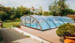 Piscine avec abri manche 