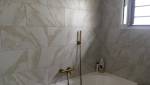 La baignoire et sa robinetterie bronze
