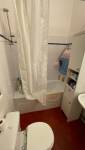 ancienne salle de bain avec baignoire