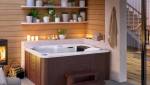 Salle de bain avec jacuzzi revêtement bois - Hyères 83