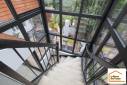 Escalier et cage vitrée après rénovation (Essonne)