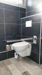 WC suspendu avec barres latérales dans une salle de bain PMR - Nantes (44200)