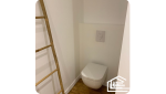 Toilette dans une salle de bain 