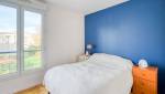 Rénovation de chambre, mur bleu et fenêtre