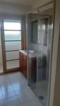 Salle d'eau avant rénovation en décor bois - porte boulissante bois et fenêtre fixe encadrement bois teinté - Marines - 95640 - 