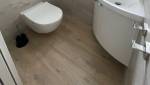 Revêtement de sol dans la salle de bain toilettes