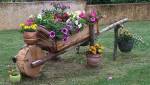 Brouette aménagée avec fleurs et plantes grimpantes