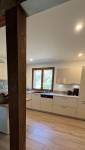 Belle cuisine blanche, lumineuse, moderne