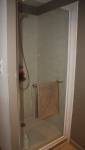 Une douche spacieuse et fonctionnelle