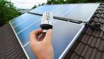 Installer des panneaux solaires pour se chauffer.