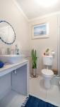 Rénovation d'appartement - étape salle d'eau - pose WC, lavabo sur tablette et miroir avec décor grès assortie au carrelage  receveur douche - Cergy Pontoise - 95000 - 