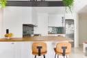 Cuisine blanche et verte : réagencement et rénovation dans un appartement lyonnais, quartier Tête d’Or