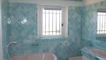 Fenêtre salle de bain avec barreaudage extérieur