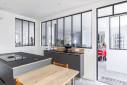 Verrières d'atelier pour une cuisine de charme, maison rénovée dans la région de Lyon
