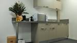Aménagement d'une mini-cuisine dans un espace détente pour les locaux d'une agence de communication, Lyon Vaise