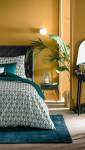 Déco velours chambre avec tapis et fauteuil velours émeraude
