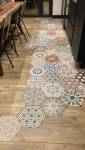 Association de carreau de ciment hexagonale avec une combinaison de parquet