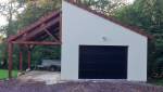 Le garage avec sa partie fermé et son auvent