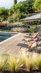 Aménagement contours de piscine avec transats et parasol - Bouc-Bel-Air 13