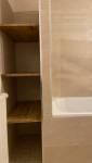 Pose d'étagères sur mesure dans une salle de bain rénovée à Bouc-Bel-Air (13)