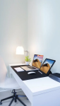 Bureau épuré laptop ouvert