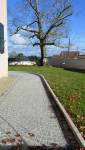 Allée extérieure en pavés bordée