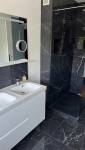 Salle d'eau avec meuble double lavabo receveur surélevé en granit pour cabinet de douche revêtement grès cérame effet marbre - Marines - 95640 -