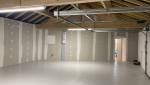 Réalisation d'un garage double avec portail coulissant, attenant à une maison existante, commune de l'ouest de Lyon : vue intérieure du garage