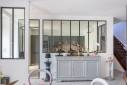 Verrières d'atelier pour une cuisine de charme, maison rénovée dans la région de Lyon