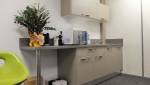 Aménagement d'une mini-cuisine dans un espace détente pour les locaux d'une agence de communication, Lyon Vaise