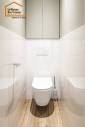 WC suspendu avec placards de rangement