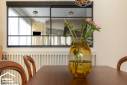 Rénovation et décoration d'un appartement de caractère situé sur Lyon : zoom sur la verrière avec panneaux coulissants