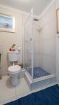 Rénovation d'appartement étape rénovation salle d'eau avec receveur surélevé et dallage murs sol grès cérame - Cergy Pontoise - 95000 -
