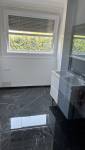 Salle d'eau effet marbre en grès cérame meuble avec lavabo deux vasques avec changement fenêtre oscillo battante en alu teinté blanc - Marines - 95640 - 