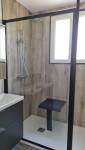 Vue sur le coin douche 