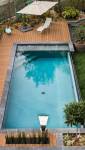 Aménagement contours de piscine avec bains de soleil et parasol - Bouc-Bel-Air 13