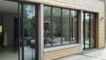 Extension de maison avec baies vitrées coulissantes et bardage bois - Bouc Bel Air